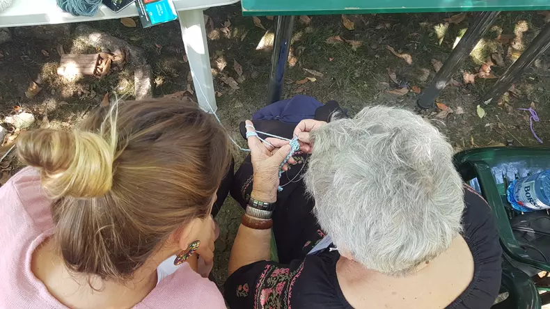 În curtea Casei Memoriale "Tudor Arghezi" are loc o șezătoare a bunicilor care știu să tricoteze. Sunt beneficiare ale Asociației Niciodată Singur