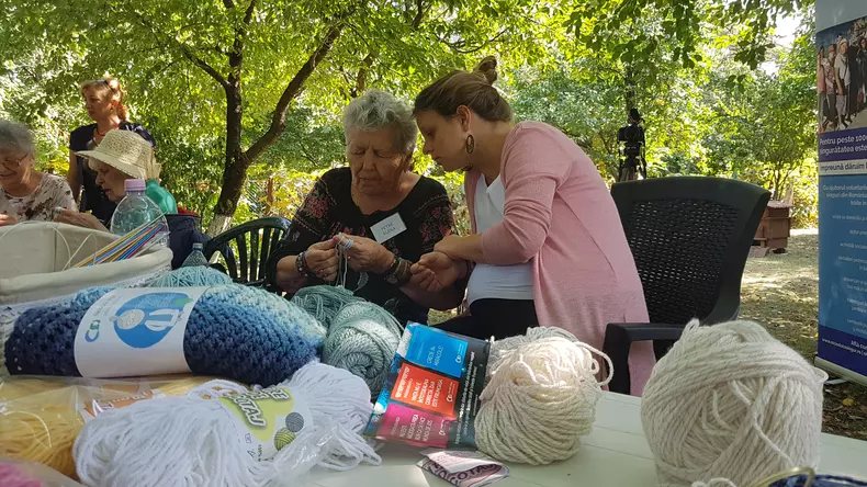 În curtea Casei Memoriale "Tudor Arghezi" are loc o șezătoare a bunicilor care știu să tricoteze. Sunt beneficiare ale Asociației Niciodată Singur