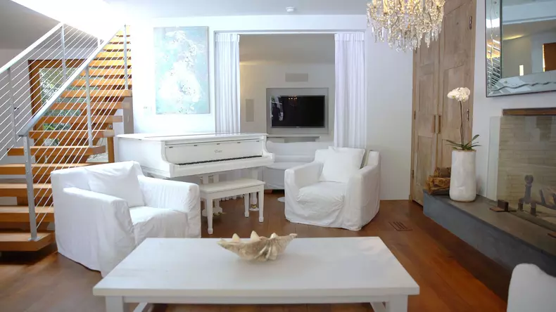 One-time Baywatch babe Pamela Anderson has put her Malibu home up for lease at $40,000-a-month.