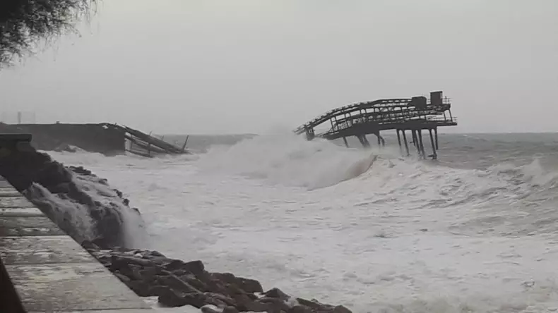 The pier of Vigneria collapses on the island of Elba