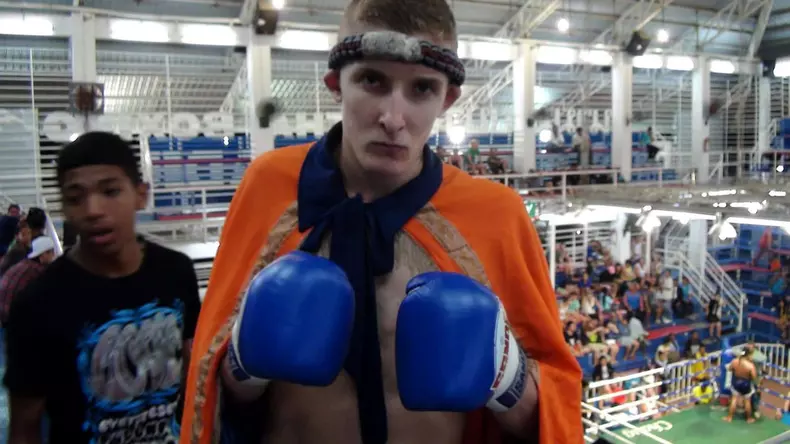 Un luptător de MMA s-a bătut cu 8 hoți înarmați