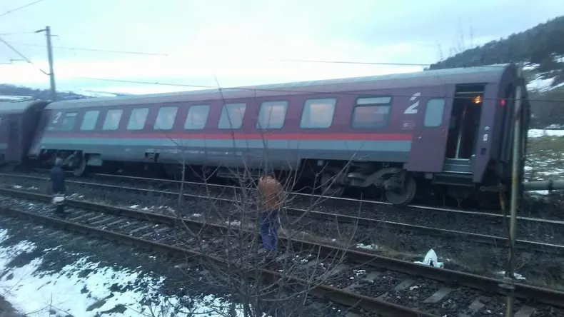 Un tren de călători a deraiat în județul Hunedoara (2)
