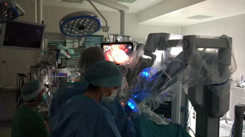 Transplant robotic, realizat în premieră în România (3)
