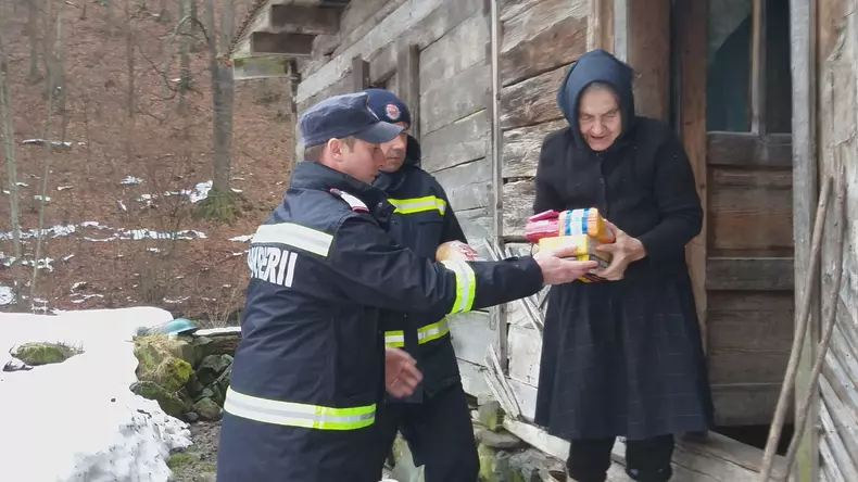 Bătrânii care trăiesc în satele risipite din Munții Apuseni au primit ajutoare de la pompierii din Hunedoara (1)
