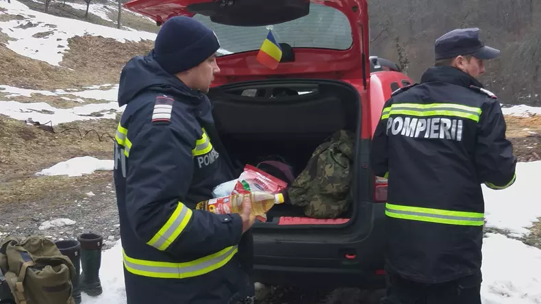 Bătrânii care trăiesc în satele risipite din Munții Apuseni au primit ajutoare de la pompierii din Hunedoara (10)