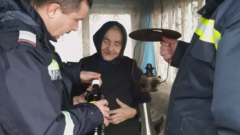 Bătrânii care trăiesc în satele risipite din Munții Apuseni au primit ajutoare de la pompierii din Hunedoara (7)
