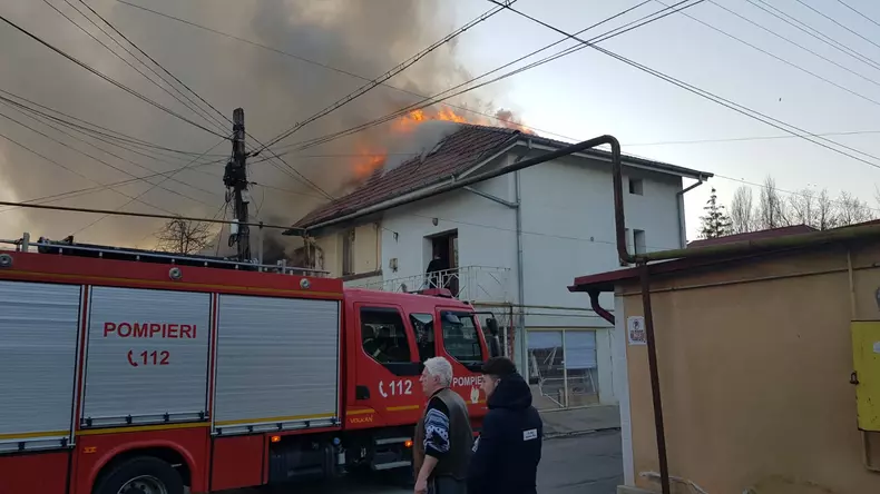 Incendiu puternic într-un cartier din Iași (2)