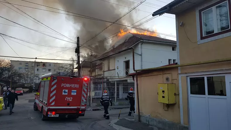 Incendiu puternic într-un cartier din Iași (3)