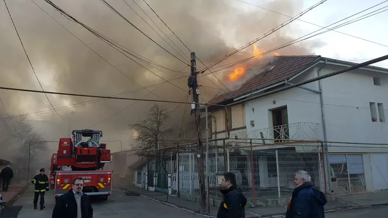 Incendiu puternic într-un cartier din Iași