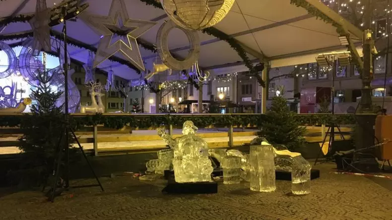 Targul de Craciun Luxemburg-statuie gheata-copil mort