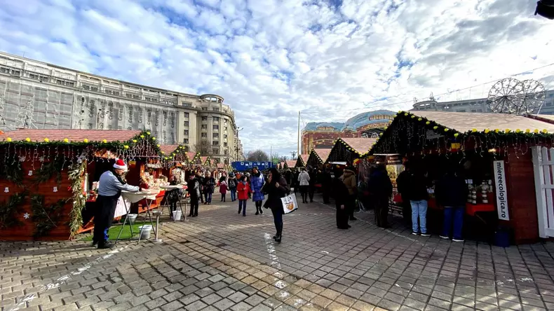 Sutele de căsuțe nu duc lipsă de clienți dornici să cumpere câte ceva de la târg FOTO: Andrei Crăițoiu
