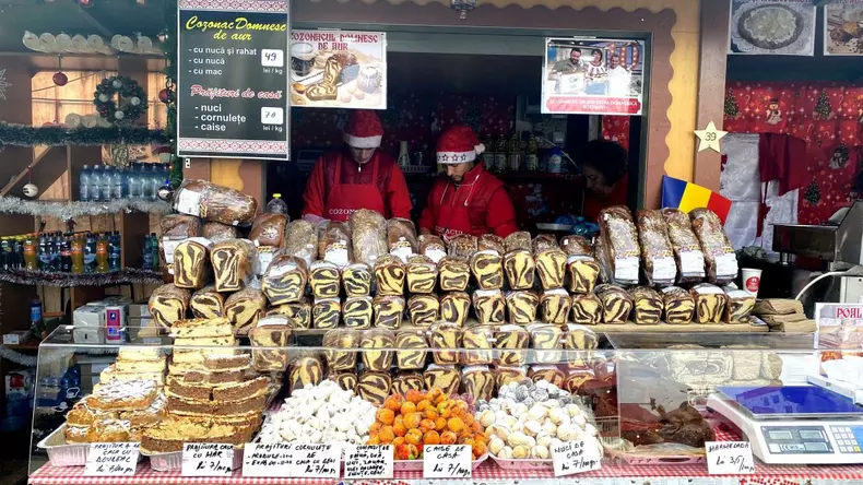 Comercianții își fac reclamă cu poze în care s-au fotografiat cu vedete din televiziune FOTO: Andrei Crăițoiu