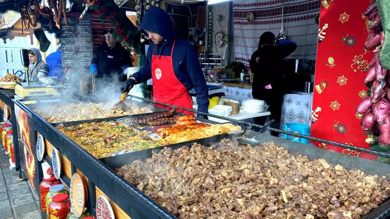 La Târgul de Crăciun sfârâie grătarele zilnic de la ora 11:00 până la 22:30 FOTO: Andrei Crăițoiu