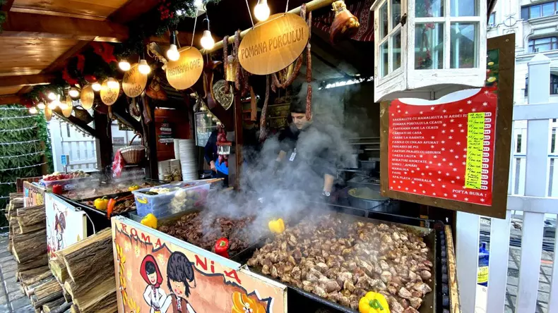 Pomana porcului, pastrama de oaie și cârnații de casă le iau ochii vizitatorilor FOTO: Andrei Crăițoiu