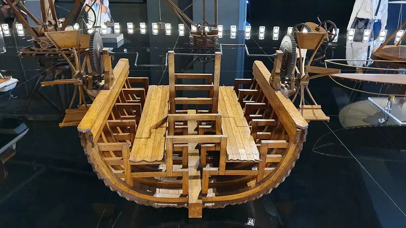 Barcă cu propulsie prin paleți rotativi