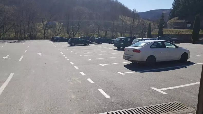 Parcarea cu 6-7 mașini la Bârsana