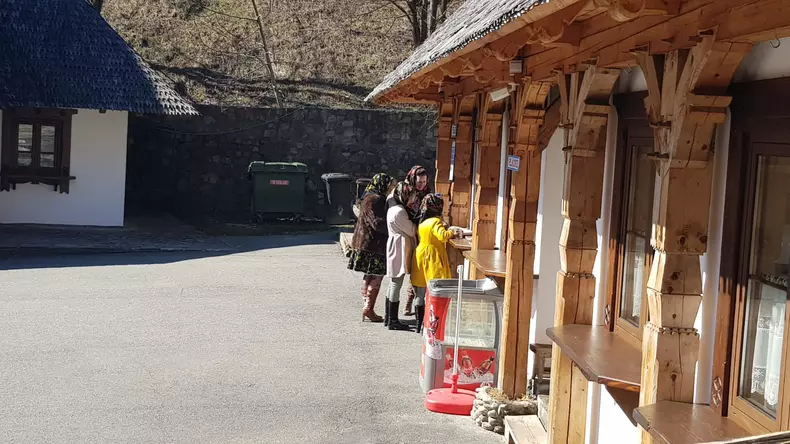 Singurii clienți sunt la gogoșerie de la Bârsana