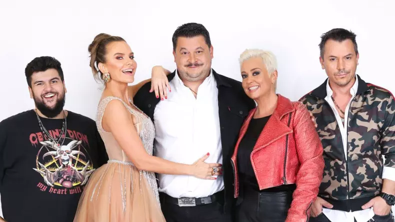 mihai-bobonete-prezentatorul-falsez-pentru-tine-a-fost-greu-cu-tinuta-annei-lesko_size24