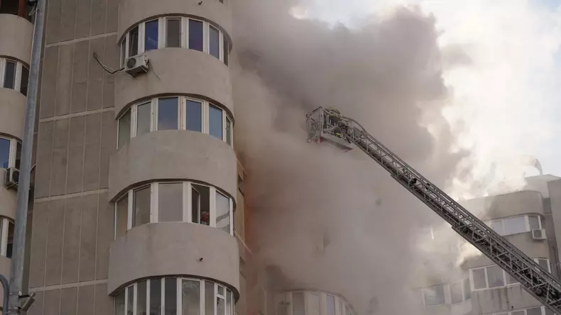 Incendiu la un bloc de pe Bulevardul Mamaia din Constanta. Foto: Cătălin Schipor