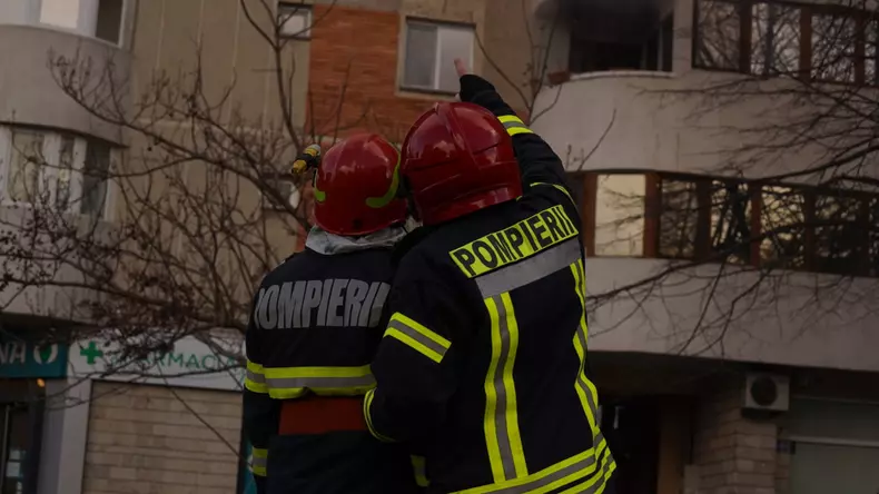 Incendiu la un bloc de pe Bulevardul Mamaia din Constanta. Foto: Cătălin Schipor