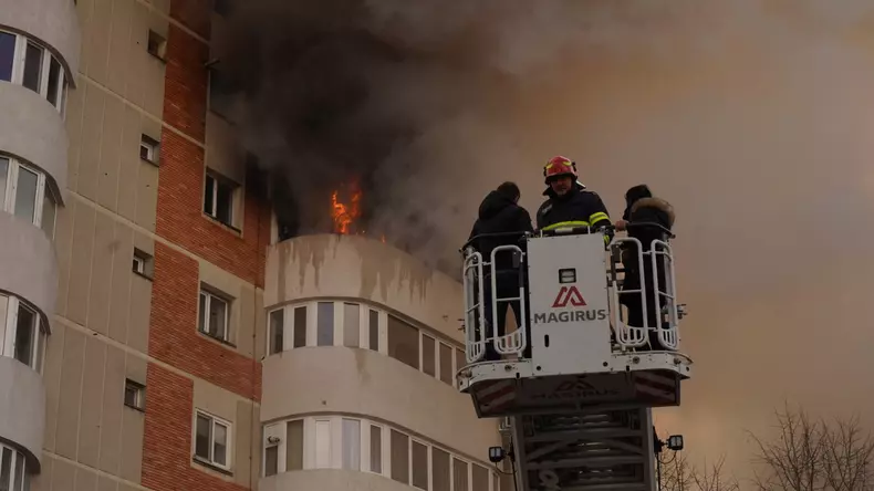 Incendiu la un bloc de pe Bulevardul Mamaia din Constanta. Foto: Cătălin Schipor