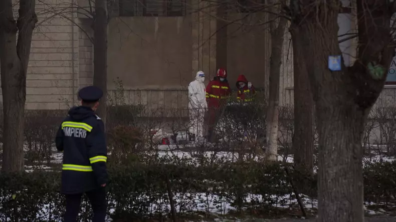 Incendiu la un bloc de pe Bulevardul Mamaia din Constanta. Foto: Cătălin Schipor