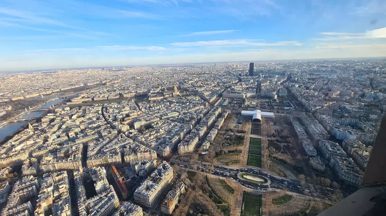 parisul-vazut-din-varful-turnului-eiffel-de-la-364-de-metri-inaltime-2