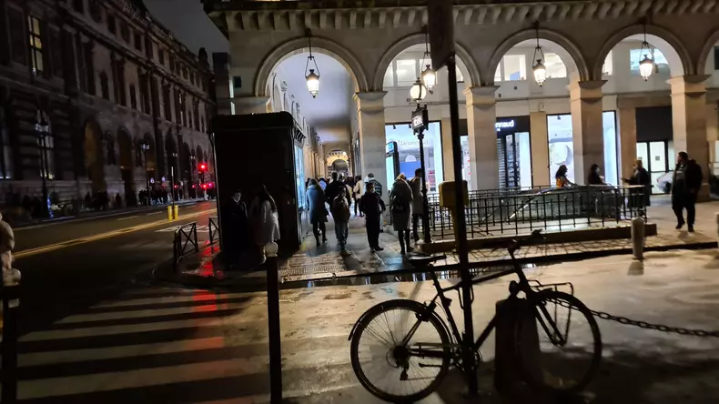 sute-de-oameni-ies-si-din-ultimele-statii-de-metrou-functionale