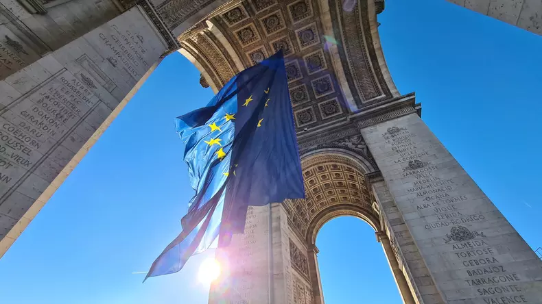 un-drapel-imens-al-ue-sta-arborat-fix-sub-bolta-arcului-de-triumf