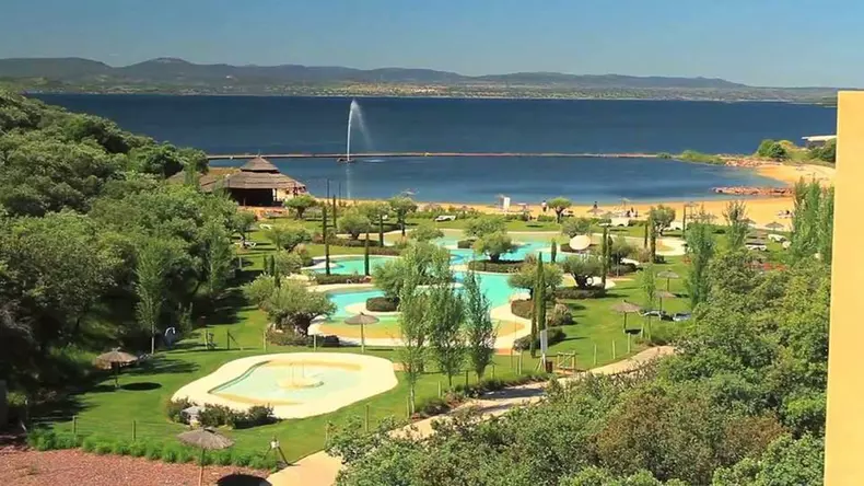 piscinas-exteriores-vincci-valdecanas-golf