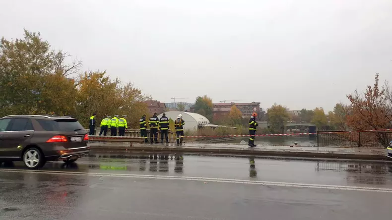 O mașină a căzut în lacul Floreasca din București. Foto: ISU