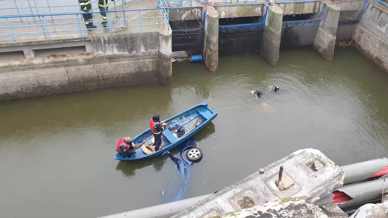 O mașină a căzut în lacul Floreasca din București. Foto: ISU