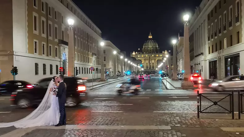 poze-cu-miri-fundalul-vatican-1