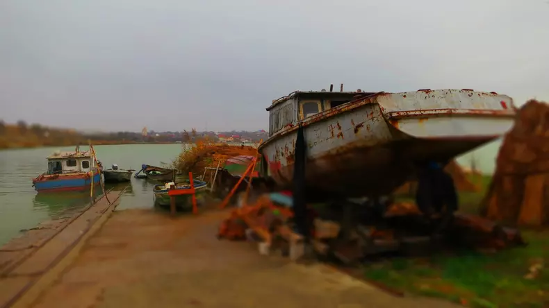 Wrecks,And,Rusty,Ships,At,Winter-tasaul,constanta