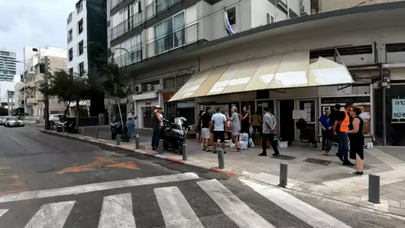 Voluntarii din Tel Aviv strâng ajutaore pentru a le trimite celor peste 300.000 de rezerviști mobilizați la granița cu Fâsia Gaza