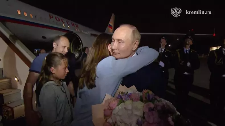 Putin welcomes Russian citizens returning home after Turkiye-led prisoner swap operation