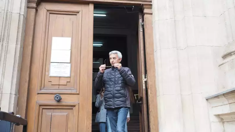 VIDEO Dan Diaconescu apare în 15 secvențe video diferite făcând sex cu o adolescentă. Autorul filmărilor: „Am ascuns telefonul mobil pe un dulap”