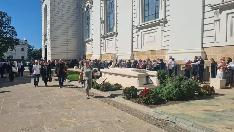 rand cu oameni in jurul catedralei de-acum o saptamana - 1