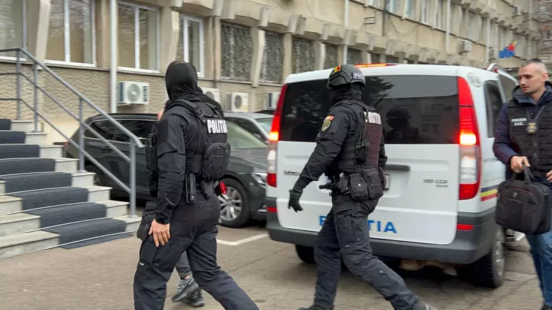 Român din Botoșan arestat după ce a închiriat mașini din Marea Britanie și le-a dezmembrat - Foto IGPR (1)