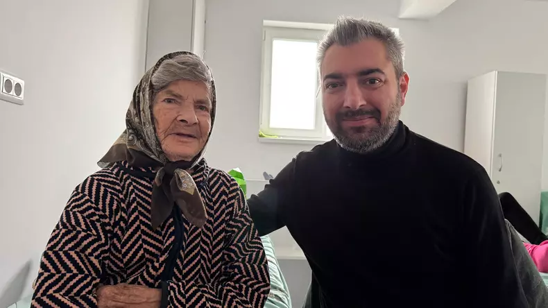 Sebastain-Constantin Popescu alături de bunica sa (2)