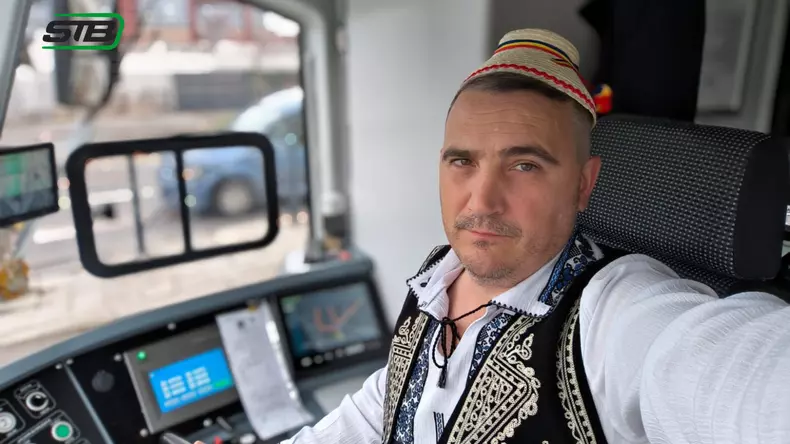 Șoferii STB s-au îmbracat în straie populare - foto STB