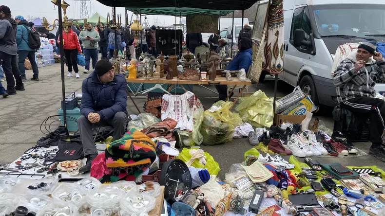 Reportaj în târg. La cel de vechituri de la Valea Cascadelor, din sectorul 6, București. FOTO: Libertatea