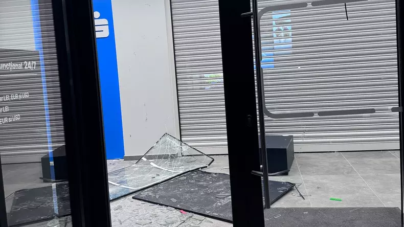 Cetățean din Grecia, scandal în banca BCR Lujerului de pe bulevardul Iuliu Maniu (4)