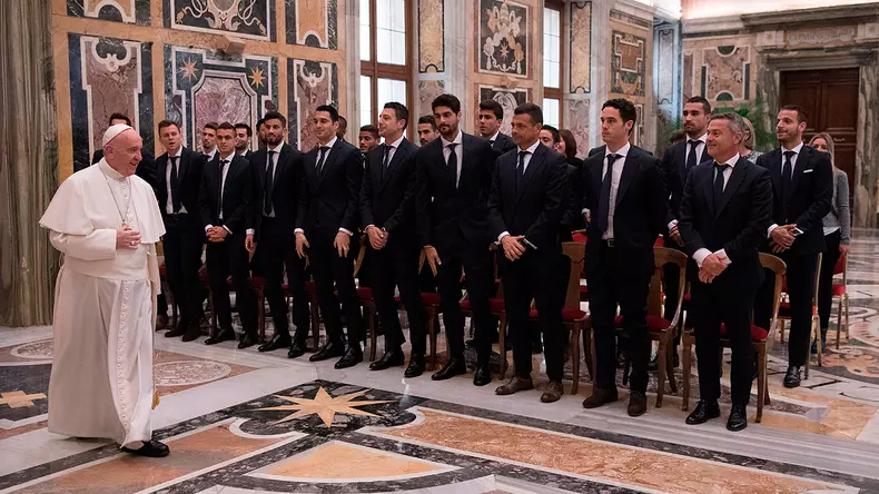 Papa Francisc a murit. Fotbaliștii echipei Villarreal au fost primiți de Papa Francisc înaintea meciului cu AS Roma