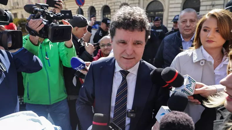 Nicușor Dan, înconjurat de jurnaliști la depunerea candidaturii la BEC