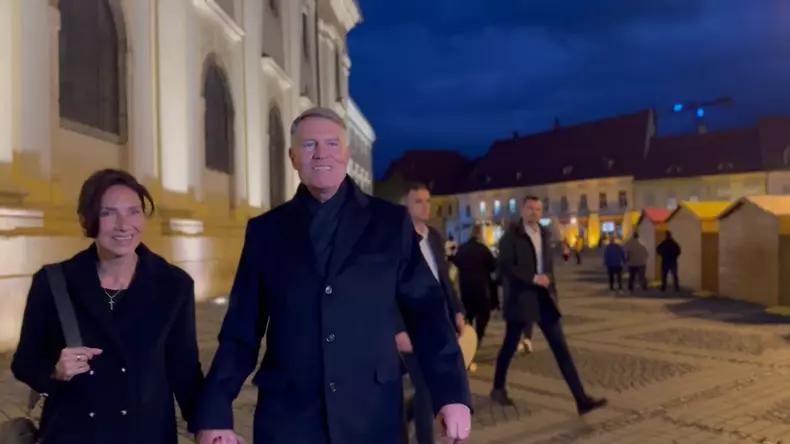 Klaus Iohannis și soția sa, Carmen Iohannis, în noaptea de Înviere, la Sibiu. Foto: TVR