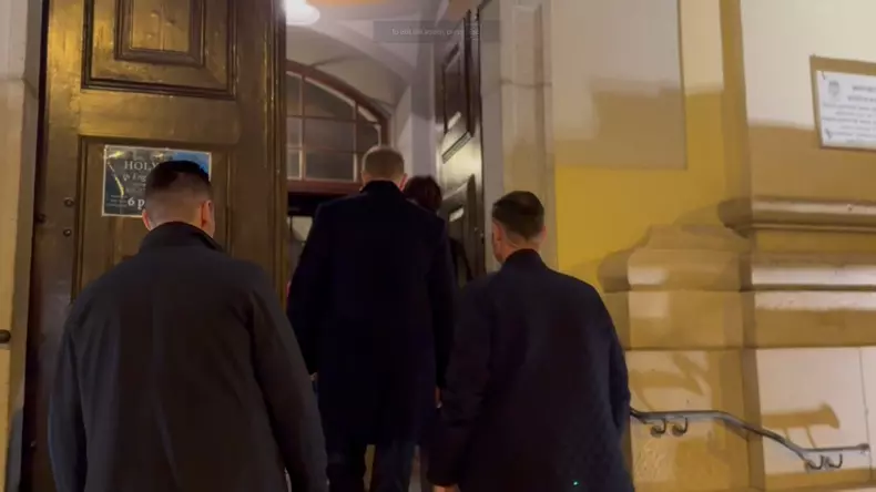 Klaus Iohannis și soția sa, Carmen Iohannis, în noaptea de Înviere, la Sibiu. Foto: TVR