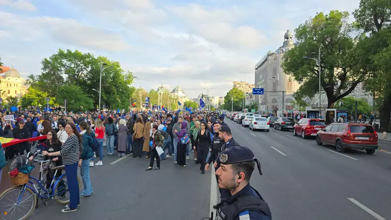 Oamenii cer continuarea parcursului european, în contextul în care pe 18 mai vor avea de ales între Nicușor Dan și George Simion. Foto: Vlad Chirea / Libertatea