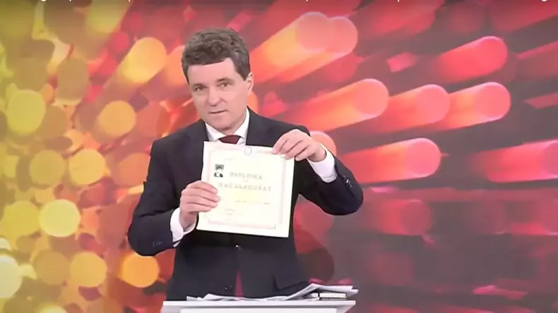 VIDEO Nicușor Dan a venit cu diploma de bacalaureat, în original, la dezbatere. Ce note a luat la probe