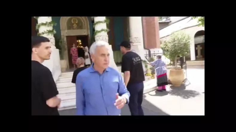 Călin Georgescu, ieșind din Biserica Visarion, unde s-a cununat Kira Hagi cu Thomas Ferfelis. Foto: captură România TV